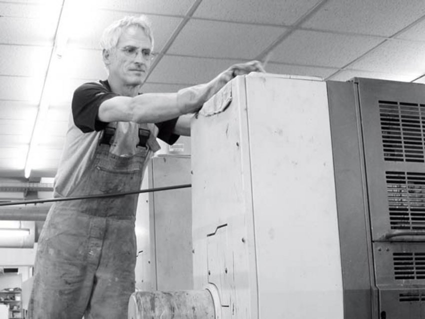 Ein Angestellter an einer Maschine Foto: Ein Angestellter an einer Maschine