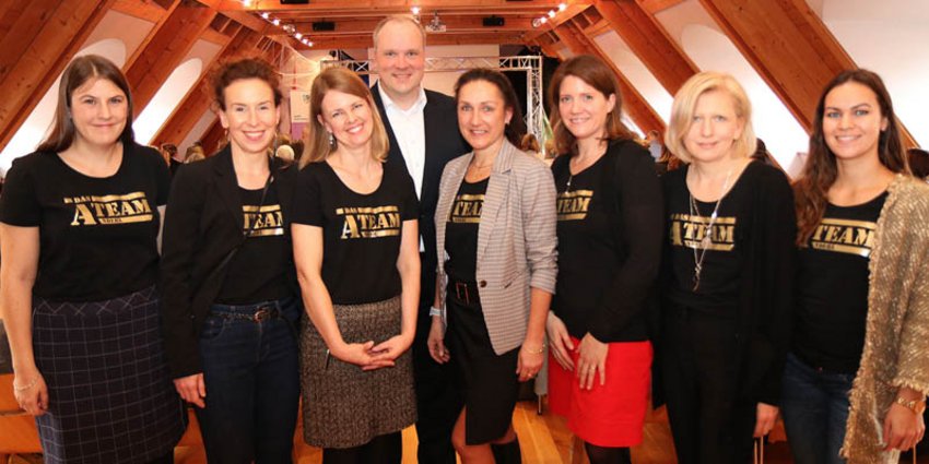 Das Team AndErl, (v.l.n.r.) Marie-Christine Buchberger, Cornelia Fink, Sabine Büeler, Yvonne Grießhammer, Simone Schönmeyer, Anna Riedel und Corinna Weyer, mit Landrat Christoph Göbel. Das Team AndErl, (v.l.n.r.) Marie-Christine Buchberger, Cornelia Fink, Sabine Büeler, Yvonne Grießhammer, Simone Schönmeyer, Anna Riedel und Corinna Weyer, mit Landrat Christoph Göbel.