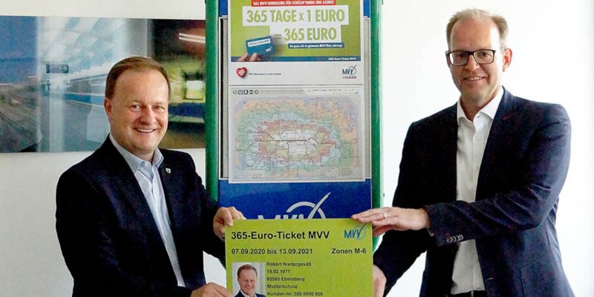 Ebersberg Landrat Robert Niedergesäß, Sprecher der MVV-Landkreise, hat sich das neue Ticket schon angesehen und rät: „Gleich jetzt online bestellen und ab 1. August vom günstigen Preis und einem Mehr an Mobilität profitieren.“ Foto: MVV Ebersberg Landrat Robert Niedergesäß, Sprecher der MVV-Landkreise, hat sich das neue Ticket schon angesehen und rät: „Gleich jetzt online bestellen und ab 1. August vom günstigen Preis und einem Mehr an Mobilität profitieren.“ Foto: MVV