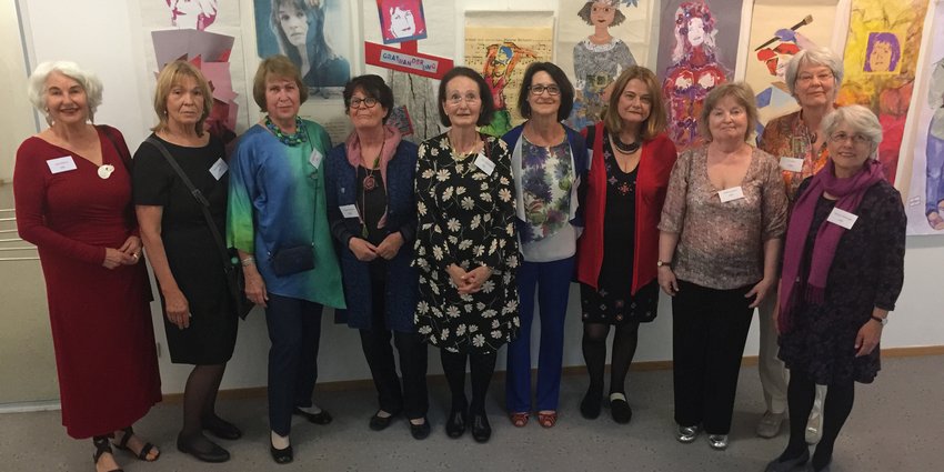 Foto: Die Künstlerinnen von „artso“ bei der Vernissage „Gratwanderung“ im Landratsamt München. 