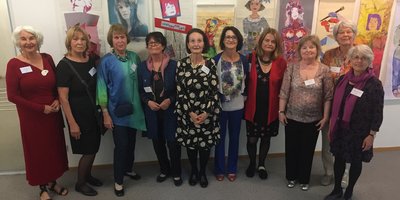 Foto: Die Künstlerinnen von „artso“ bei der Vernissage „Gratwanderung“ im Landratsamt München. 