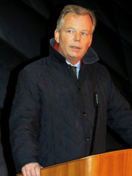 Foto: Grünwalds Bürgermeister Jan Neusiedl spricht zu den Besuchern