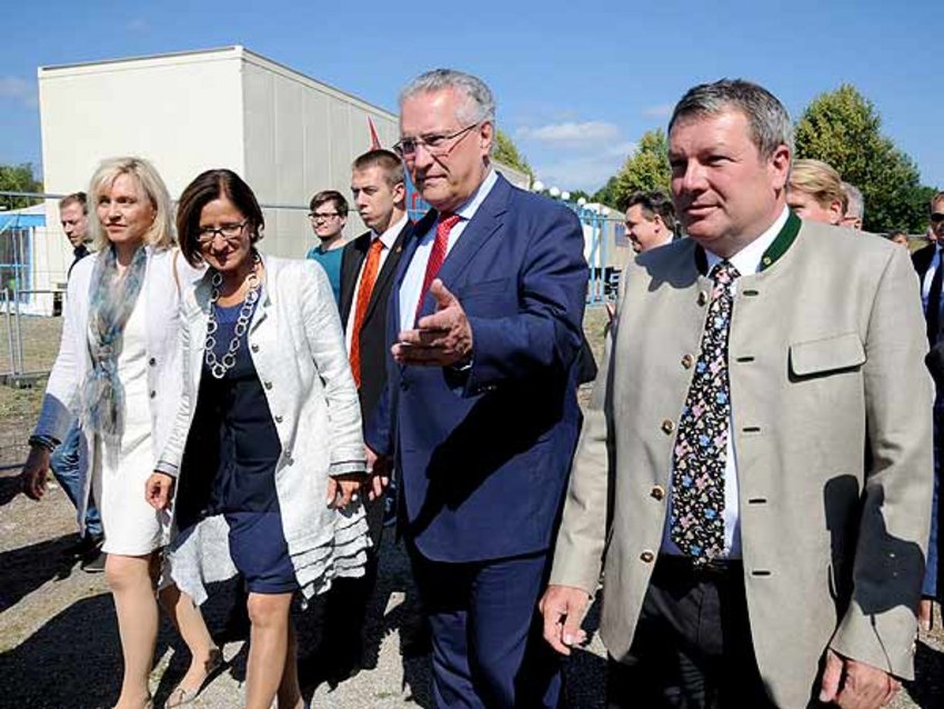 Minister in Taufkirchen Foto: Minister vor Traglufthalle