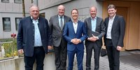 Foto: (v. l. n. r.) Walter Nussel, MdL, Bürokratiebeauftragte der Staatsregierung, Landrat Christoph Gö-bel (Landkreis München), Christopher Schuhknecht, Geschäftsbereichsleiter Kreisangelegenhei-ten (Landkreis Augsburg, Landrat Martin Sailer (Landkreis Augsburg) und Dr. Michael Higl, Erster Bürgermeister des Marktes Meitingen.