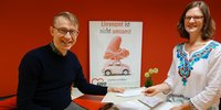 Fachbereichsleitung Stefanie Sonntag und Thomas Wennmacher von der AWO Schuldner- und Insolvenzberatung freuen sich über ehrenamtliche Mitarbeiter*innen. Sie wissen, dass die gesammelten Impulse oft der "Kick" für das eigene Leben sein können. Foto: Thomas Wennbacher von der AWO Schuldner- und Insolvenzberatung und Fachbereichsleitung Stefanie Sonntag.