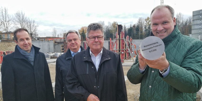 Präsentieren die fertig gefüllte Plombe: (v. r. n. l.) Landrat Christoph Göbel, Putzbrunns Erster Bürgermeister Edwin Klostermeier, Ulrich Bittner (Geschäftsführer Baugesellschaft München-Land) und Michael Amberg (Höss Amberg + Partner Architekten Präsentieren die fertig gefüllte Plombe: (v. r. n. l.) Landrat Christoph Göbel, Putzbrunns Erster Bürgermeister Edwin Klostermeier, Ulrich Bittner (Geschäftsführer Baugesellschaft München-Land) und Michael Amberg (Höss Amberg + Partner Architekten mbB).