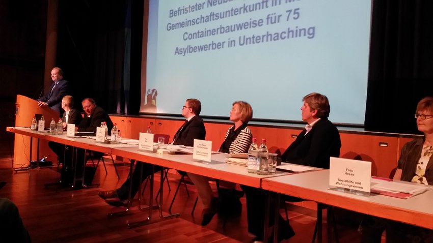 Foto: Podium und Zuschauer beim Vortrag des Landrates Christoph Göbel und dem Ersten Bürgermeister Wolfgang Panzer.