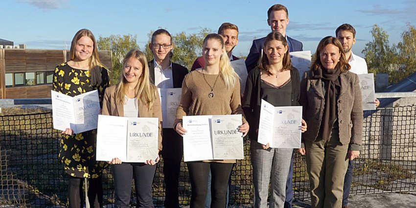 Foto: © IHK / Ursula Fritzmeier, stellvertretende Vorsitzender des IHK-Regional-ausschusses München Land (1. Reihe ganz rechts) gratuliert den besten Absolventen aus dem Landkreis.