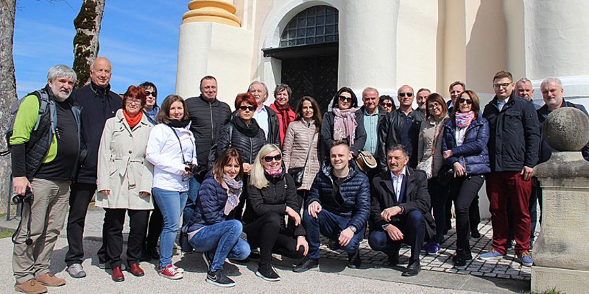 Foto: die Delegation aus dem Partnerlandkreis Wieliczka, hier vor der Wieskirche in Steingaden.