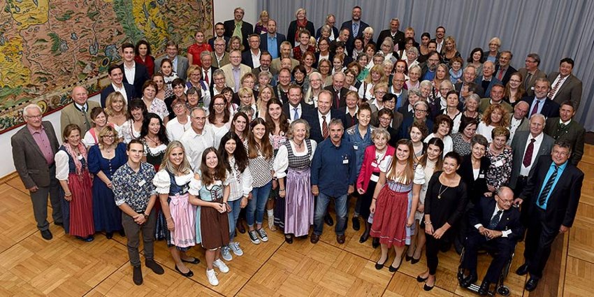 Foto: 19 Einzelpersonen und 17 Gruppen wurden Mitte September in der Hachinga Halle in Unterhaching für ihr Engagement im sozialen Bereich geehrt.