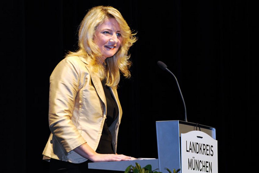 Unterföhrings 2. Bürgermeisterin Mäusel bei einer Rede Foto: Unterföhrings 2. Bürgermeisterin Mäusel bei einer Rede