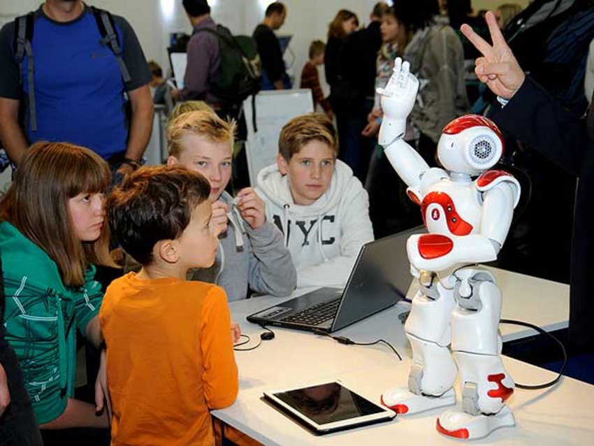 Foto: Kinder mit Roboter