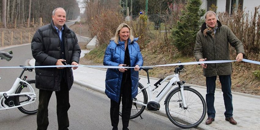 Foto: Freuten sich über die Fertigstellung des 2. Bauabschnitts und gaben den Weg offiziell frei für den Verkehr: (v.l.n.r.) Landrat Christoph Göbel, die Bayerische Verkehrsministerin Kerstin Schreyer sowie Oberhachings Erster Bürgermeister Stefan Schelle.