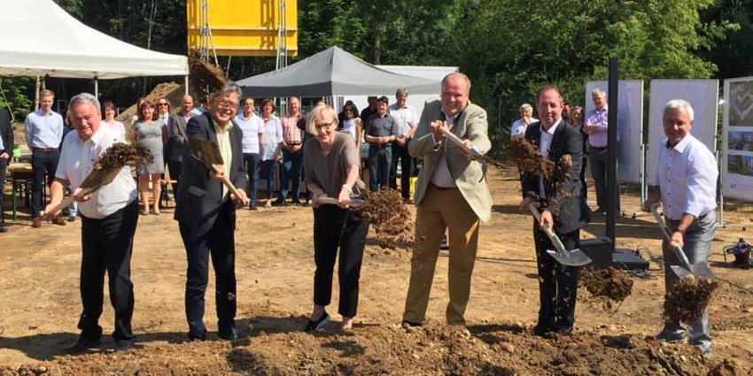 Spatenstich in Putzbrunn Setzten den symbolischen ersten Spatenstich für den Wohnungsbau in Putzbrunn und wünschten dem Bauvorhaben gutes Gelingen: (v. l. n. r.) Ulrich Bittner (Geschäftsführer Baugesellschaft München-Land), Putzbrunns Erster Bürgermeister Edwin Klostermeier, Ruth-Maria Schittich (Regierung von Oberbayern), Landrat Christoph Göbel, Michael Amberg (Höss Amberg + Partner Architekten mbB) und Arno Rüfer, Personalratsvorsitzender im Landratsamt München.