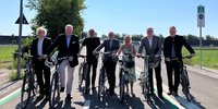 Geben den neuen Radweg-Abschnitt nahe dem Skatepark in Garching für den Verkehr frei (v. l. n. r.): und Dr. Josef Rott, Abteilungsleiter im Bayerischen Staatsministerium für Wohnen, Bau und Verkehr, Landrat Christoph Göbel, Christoph Tegeler (Landeshauptstadt München), Martin Singer (Staatliches Bauamt Freising), Christine Volkmer, Prof. Christian Schiebel (beide Regierung von Oberbayern) und Garchings Zweiter Bürgermeister Christian Nolte. 
