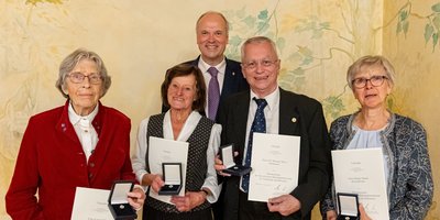 Landrat Christoph Göbel und die mit dem Ehrenzeichen des Bayerischen Ministerpräsidenten ausgezeichneten Bürgerinnen und Bürger