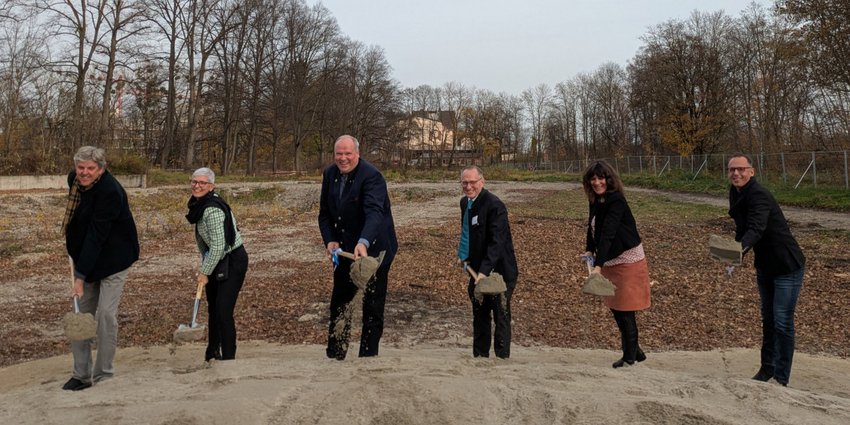 Bild zeigt den Spatenstich für den Erweiterungsbau der Staatlichen Berufsschule München Land. Mit Christian Dauer, Referatsleiter Hochbau, Immobilien, Schulen und technischer Gebäudebetrieb im Landratsamt München, die ehemalige Schulleiterin Nicola Tauscher-Meric, Landrat Christoph Göbel, Caroline Stahl von der Regierung von Oberbayern und Architekt Tobias Mattes.