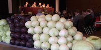 Traditionell findet die letzte Kreistagssitzung im Jahr in Ismaning statt und wie immer gab es für die Kreisräte einen Krautkopf als Geschenk. Kreisrat und Krautbauer Max Kraus war der edle Spender. Traditionell findet die letzte Kreistagssitzung im Jahr in Ismaning statt und wie immer gab es für die Kreisräte einen Krautkopf als Geschenk. Kreisrat und Krautbauer Max Kraus war der edle Spender.