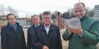 Präsentieren die fertig gefüllte Plombe: (v. r. n. l.) Landrat Christoph Göbel, Putzbrunns Erster Bürgermeister Edwin Klostermeier, Ulrich Bittner (Geschäftsführer Baugesellschaft München-Land) und Michael Amberg (Höss Amberg + Partner Architekten Präsentieren die fertig gefüllte Plombe: (v. r. n. l.) Landrat Christoph Göbel, Putzbrunns Erster Bürgermeister Edwin Klostermeier, Ulrich Bittner (Geschäftsführer Baugesellschaft München-Land) und Michael Amberg (Höss Amberg + Partner Architekten mbB).