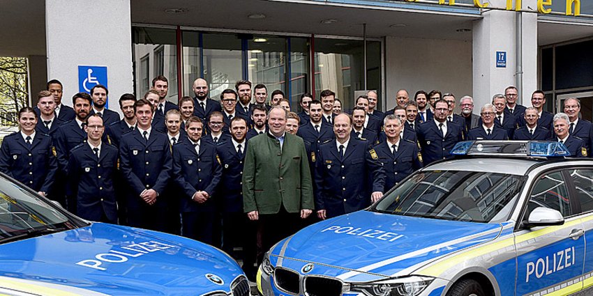 Foto: Landrat Christoph Göbel und Polizeipräsident Hubertus Andrä (vorne Mitte) mit den neuen Polizeikräften im Landkreis München sowie Mitarbeiterinnen und Mitarbeitern aus dem Landratsamt.