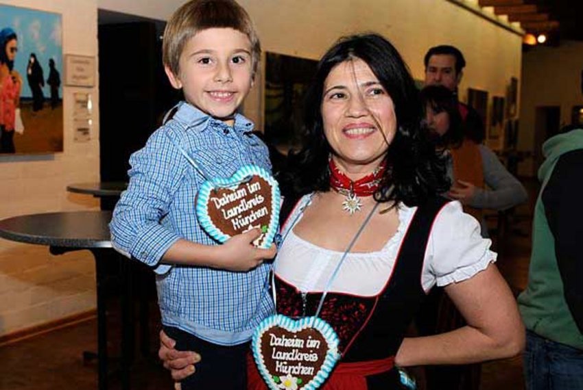 Lebkuchenherz Neubuerger Foto: „Daheim im Landkreis München“: Alle Neueingebürgerten erhielten ein Lebkuchenherz als Willkommensgeschenk.