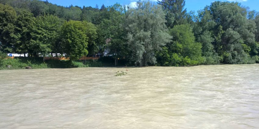 Vom Bootfahren auf der Isar warnt das Landratsamt derzeit eindringlich: Teilweise werden unter der Wasseroberfläche ganze Bäume und große Äste mitgetrieben. Vom Bootfahren auf der Isar warnt das Landratsamt derzeit eindringlich: Teilweise werden unter der Wasseroberfläche ganze Bäume und große Äste mitgetrieben.