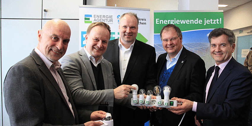 (v.l.n.r.): Hans Gröbmayr (Geschäftsführer Energieagentur), Robert Niedergesäß (Landrat Ebersberg), Christoph Göbel (Landrat München), Wolfgang Panzer (Bürgermeister Unterhaching) und Wolfgang Geisinger (Geschäftsführer Geothermie Unterhaching) Foto: (v.l.n.r.): Hans Gröbmayr (Geschäftsführer Energieagentur), Robert Niedergesäß (Landrat Ebersberg), Christoph Göbel (Landrat München), Wolfgang Panzer (Bürgermeister Unterhaching) und Wolfgang Geisinger (Geschäftsführer Geothermie Unterhaching)
