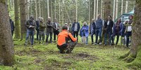 Vorstellung Bergwaldprojekt Foto: Ein Mitarbeiter des Bergwaldprojekts stellt das Projekt vor Ort im Wald vor