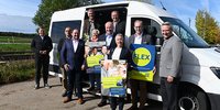 Auftakt On Demand Service FLEX Foto: (v.l.n.r.): Busunternehmer Martin Geldhauser, der zweite Bürgermeister der Gemeinde Taufkirchen, Michael Lilienthal, Ayings Erster Bürgermeister Peter Wagner, Oberhachings Erster Bürgermeister Stefan Schelle, Sauerlachs Erste Bürgermeisterin Barbara Bogner, Landrat Christoph Göbel, Unterhachings Erster Bürgermeister Wolfgang Panzer, Regierungsvizepräsidentin Sabine Kahle-Sander, MVV-Geschäftsführer Dr. Bernd Rosenbusch und Brunnthals Erster Bürgermeister Stefan Kern.