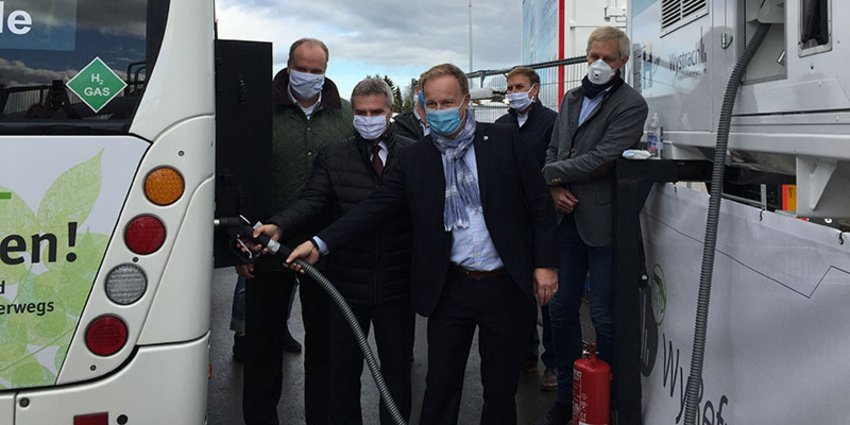 Testen den Tankvorgang: (v.l.) die Landräte Christoph Göbel, Peter Dreier und Robert Niedergesäß sowie Busunternehmer Martin Geldhauser und Tobias Brunner, Geschäftsführer der Hynergy GmbH. Foto: Testen den Tankvorgang: (v.l.) die Landräte Christoph Göbel, Peter Dreier und Robert Niedergesäß sowie Busunternehmer Martin Geldhauser und Tobias Brunner, Geschäftsführer der Hynergy GmbH.