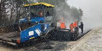 Die Asphaltarbeiten am Abschnitt 4.1 Süd der Radschnellverbindung München-Garching sind abgeschlossen – für den Radverkehr ist die Strecke aber noch nicht freigegeben. Foto: Asphaltfertiger in Garching