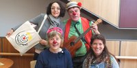 Die beiden Klinikclowns Ferdi (Martina Schnecke) und Bommel (Claus-Peter Damitz) mit Andrea Andrade vom Verein KlinikClowns Bayern e.V. (stehend) und der Beauftragten des Landkreises München für Menschen mit Behinderung, Sigrid Karl, im Seniorenzentrum. Die beiden Klinikclowns Ferdi (Martina Schnecke) und Bommel (Claus-Peter Damitz) mit Andrea Andrade vom Verein KlinikClowns Bayern e.V. (stehend) und der Beauftragten des Landkreises München für Menschen mit Behinderung, Sigrid Karl, bei ihrem Besuch im Seniorenzentrum Sauerlach.
