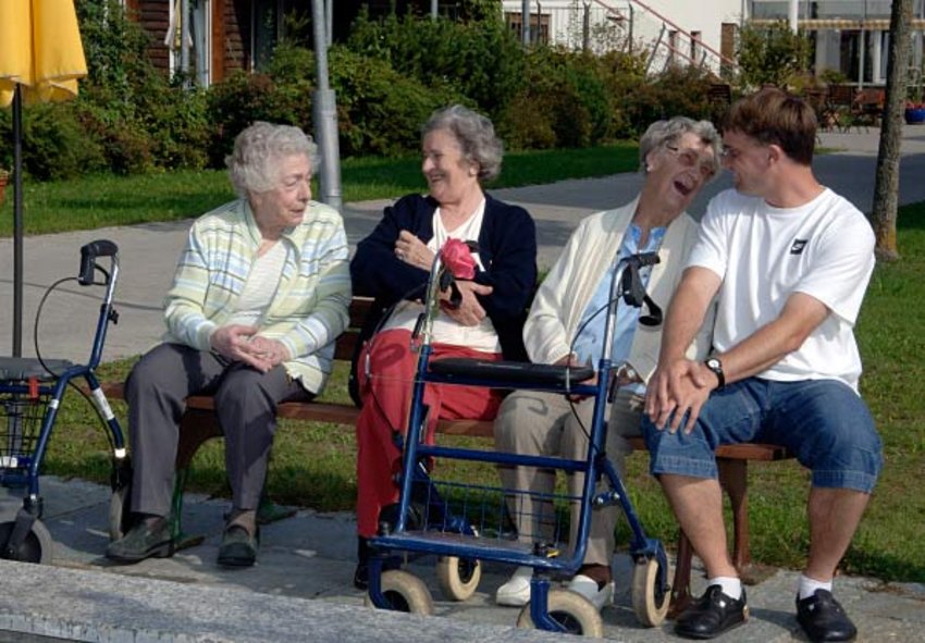 Foto: Senioren mit Rollator auf einer Parkbank