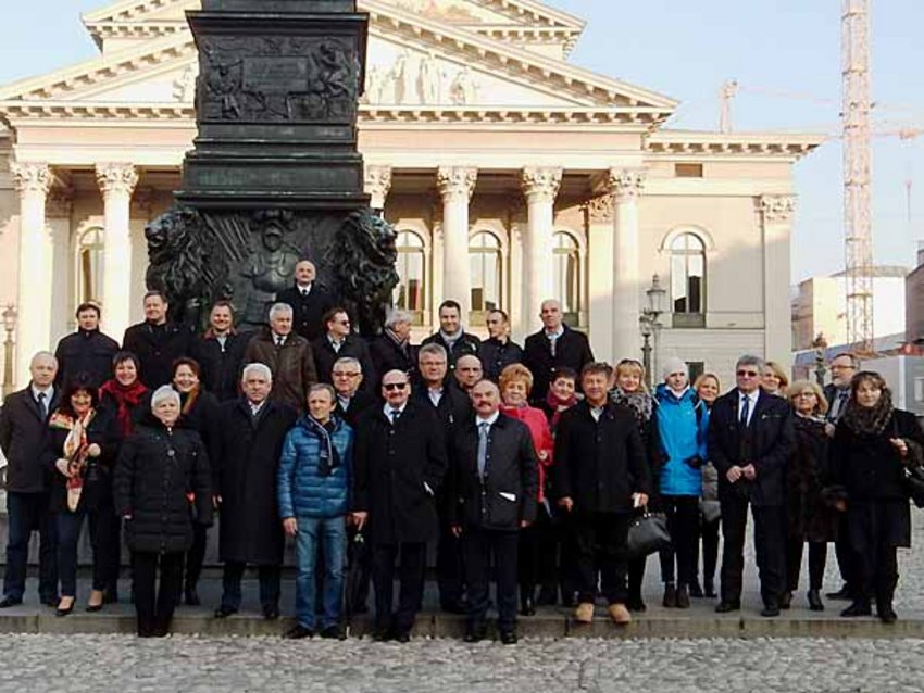 Foto: Die Gäste aus Polen stehen als Gruppe vor dem Denkmal von Maximilian I. Joseph an der Bayerischen Staatsoper.