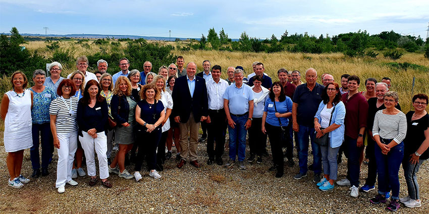 Dreiergipfel der Landkreise Esslingen, Leipzig und München. Die Landräte Christoph Göbel, Henry Graichen und Heinz Einiger (vordere Reihe Mitte, von l.n.r.) schauten sich mit ihren Delegationen unter anderem den Tagebau Vereinigtes Schleenhain an.