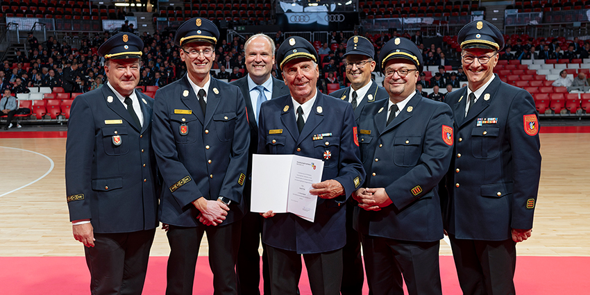 Ehrung Adolf Fritz Foto: Als Dank und Anerkennung für seine hervorragenden Verdienste um die Gründung und Fortentwicklung des Kreisfeuerwehrverbandes wurde Ehrenkreisbrandrat Adolf Fritz die Ehrenmitgliedschaft des Kreisfeuerwehrverbandes München verliehen.