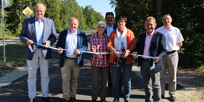 Eröffnung des Geh- und Radwegs entlang der M25 Foto: Landrat Christoph Göbel (l.), der weitere Stellvertreter des Landrats und früherer Grasbrunner Bürgermeister Otto Bußjäger (2. v. l.) und Grasbrunns Erster Bürgermeister Klaus Korneder (2. v. r.) mit Vertreterinnen und Vertretern der anliegenden Grundstückseigentümer.