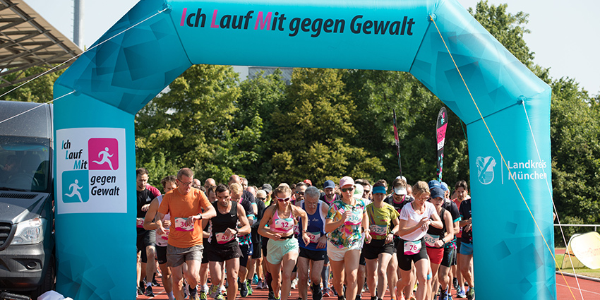 Läuferinnen und Läufer beim Start im Sportpark Haar. Foto: Läuferinnen und Läufer beim Start im Sportpark Haar.