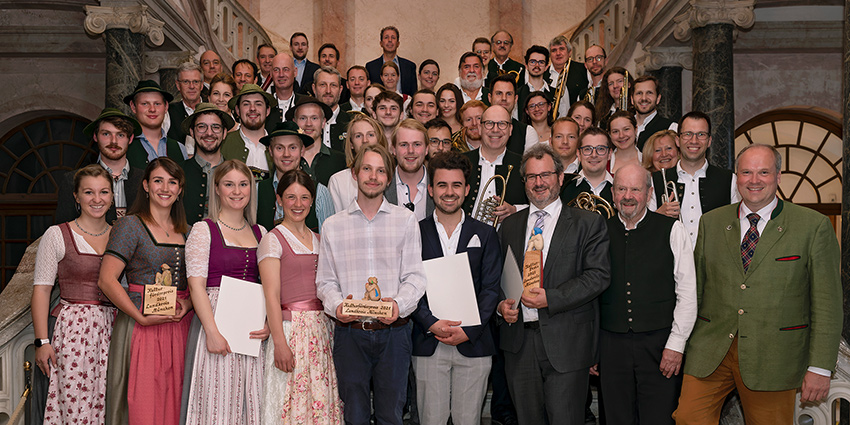 Die stolzen Preisträger der Blaskapelle Höhenkirchen-Siegertsbrunn, der Oberlandler Theaterjugend und von Moviejam mit Landrat Christoph Göbel (erste Reihe rechts) und Kulturreferent Rainer Klier (letzte Reihe links). Foto: Jürgen Sauer Foto: Die stolzen Preisträger der Blaskapelle Höhenkirchen-Siegertsbrunn, der Oberlandler Theaterjugend und von Moviejam mit Landrat Christoph Göbel (erste Reihe rechts) und Kulturreferent Rainer Klier (letzte Reihe links). Foto: Jürgen Sauer
