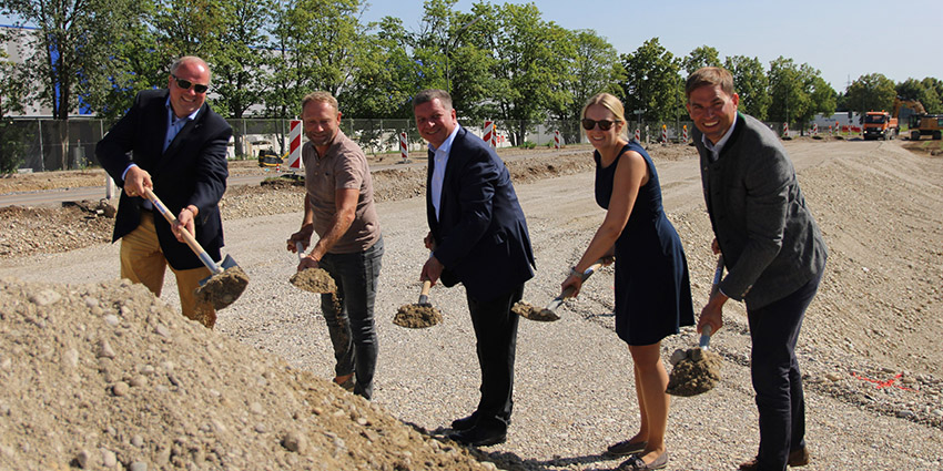 Erster Spatenstich für Baumaßnahmen an der M1 in Kirchheim Foto: Setzten den ersten Spatenstich für die Baumaßnahmen an der Kreisstraße M1 in Kirchheim (v. l. n. r.): Landrat Christoph Göbel, Stephan Gruber (Staatliches Bauamt Freising), Bayerns Verkehrsminister Christian Bernreiter, Tanja Sartorius (Staatliches Bauamt Freising) und Kirchheims Erster Bürgermeister Maximilian Böltl.