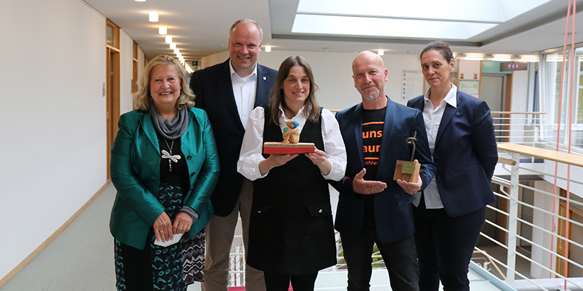 Scheckübergabe Kulturtrophäe Gruppenfoto (v.l.n.r.): Annette Ganssmüller-Maluche, Kreisrätin und weitere Stellvertreterin des Landrats, Landrat Christoph Göbel, Ute Strimmer, Tochter des verstorbenen Künstlers Johann Strimmer, der den siegreichen Entwurf „Kleine Muse“ erstellt hat, Roman Hummitzsch, dessen Entwurf auf den dritten Platz gewählt wurde, und Kreisrätin Claudia Leitner