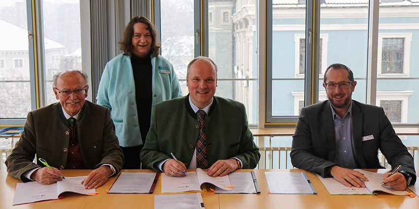 Vertragsunterzeichnung Pflegestützpunkt Foto: Bezirkstagspräsident Josef Mederer, Leiterin Maria Wastl, Landrat Christoph Göbel, Stv. Direktor der AOK-Direktion München, Bernhard Adam