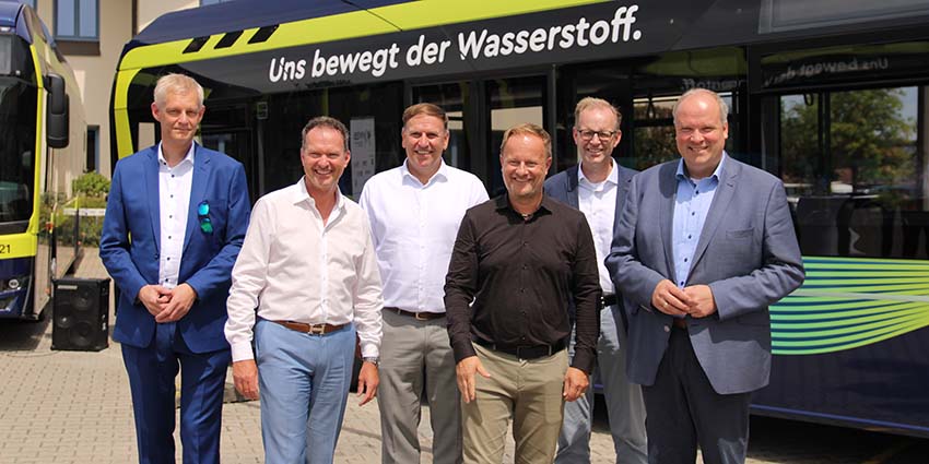 Vorstellung der neuen Brennstoffzellen-Busse Foto: Die Landräte Christoph Göbel (r.) und Robert Niedergesäß (3. v. r.) mit den Busunternehmern Josef Ettenhuber und Martin Geldhauser (2. Und 3. v. l.) sowie Dr. Tobias Brunner (Geschäftsführer Hy2B, l.) und MVV-Geschäftsführer Dr. Bernd Rosenbusch bei der Vorstellung der neuen Brennstoffzellen-Busse, die voraussichtlich ab Herbst im Linienverkehr der Landkreise München und Ebersberg zum Einsatz kommen werden.