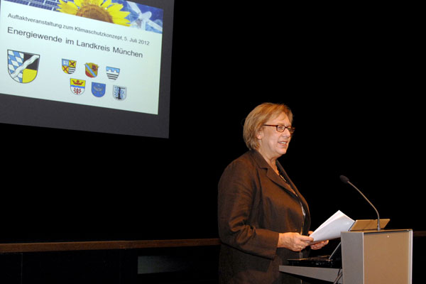 Landrätin Johanna Rumschöttel am Rednerpult bei der Klimaschutzveranstaltung Foto: Landrätin Johanna Rumschöttel am Rednerpult