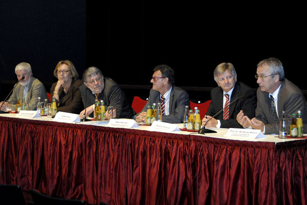 Podium mit den Diskussionsteilnehmern Foto: Podium mit den Diskussionsteilnehmern