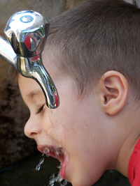Kind trinkt Wasser Foto: Kind trinkt Wasser