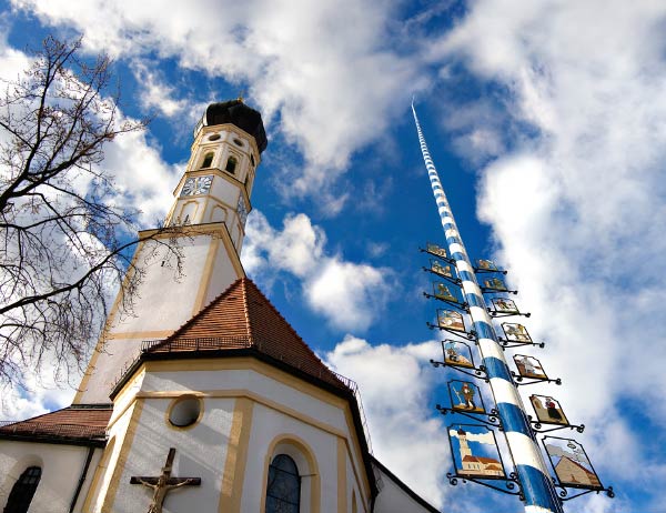 Maibaum vor der Kirche in Hohenbrunn Foto: Maibaum vor der Kirche in Hohenbrunn