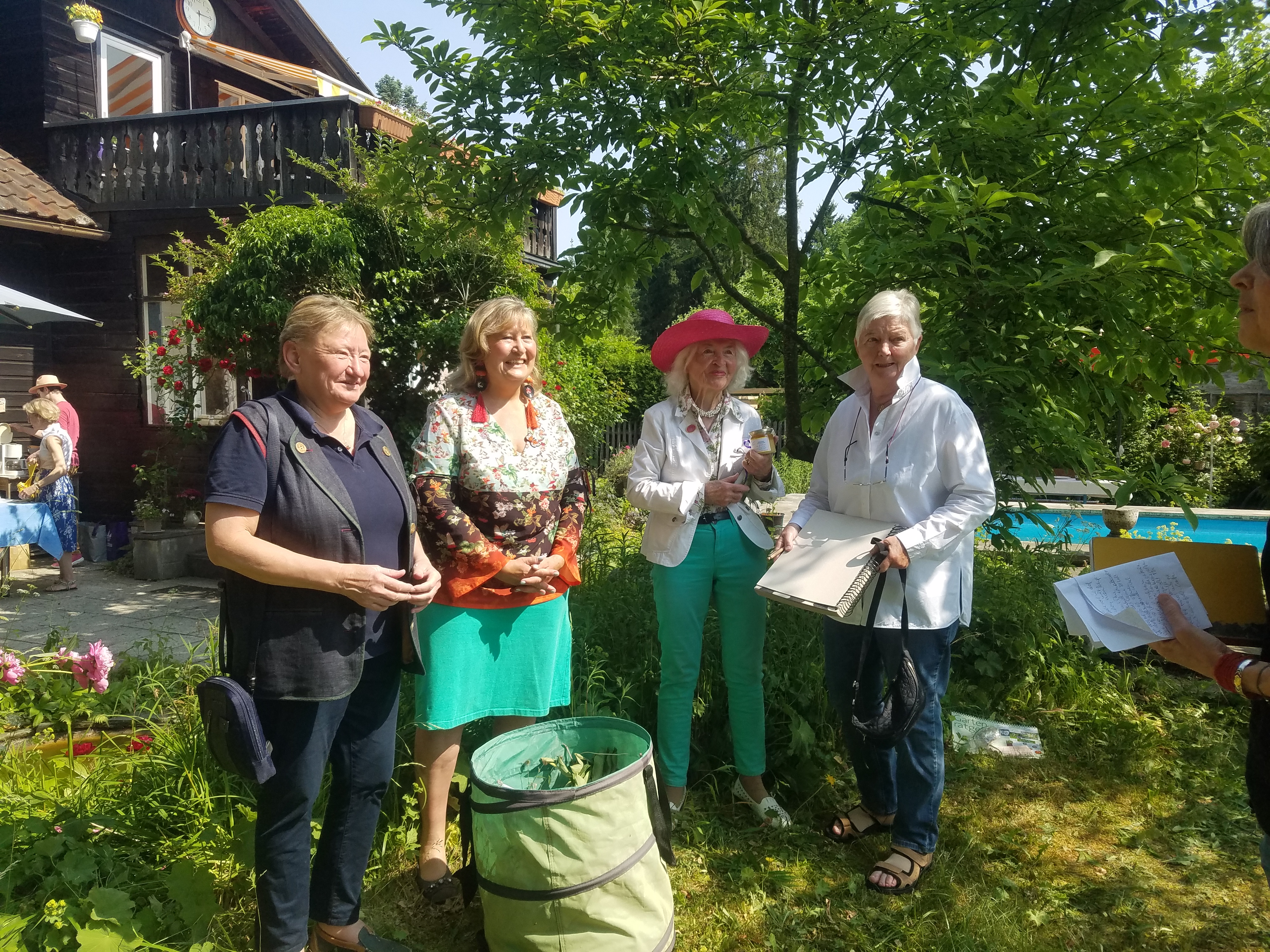 Foto: Vier Frauen im Garten.