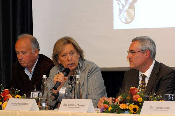 Foto: Frau Landrätin Johanna Rumschöttel in der Diskussionsrunde