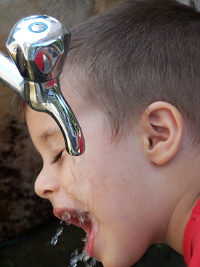 Foto: Kind trinkt Wasser